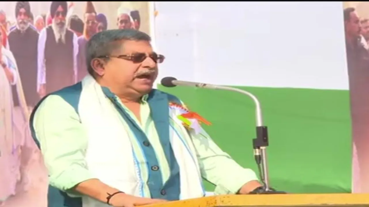 তৃণমূলের সংহতি দিবসের মঞ্চে একি কাণ্ড? মমতার স্নেহের ববিকে এভাবে ছোট করে দিলেন কল্যাণ?