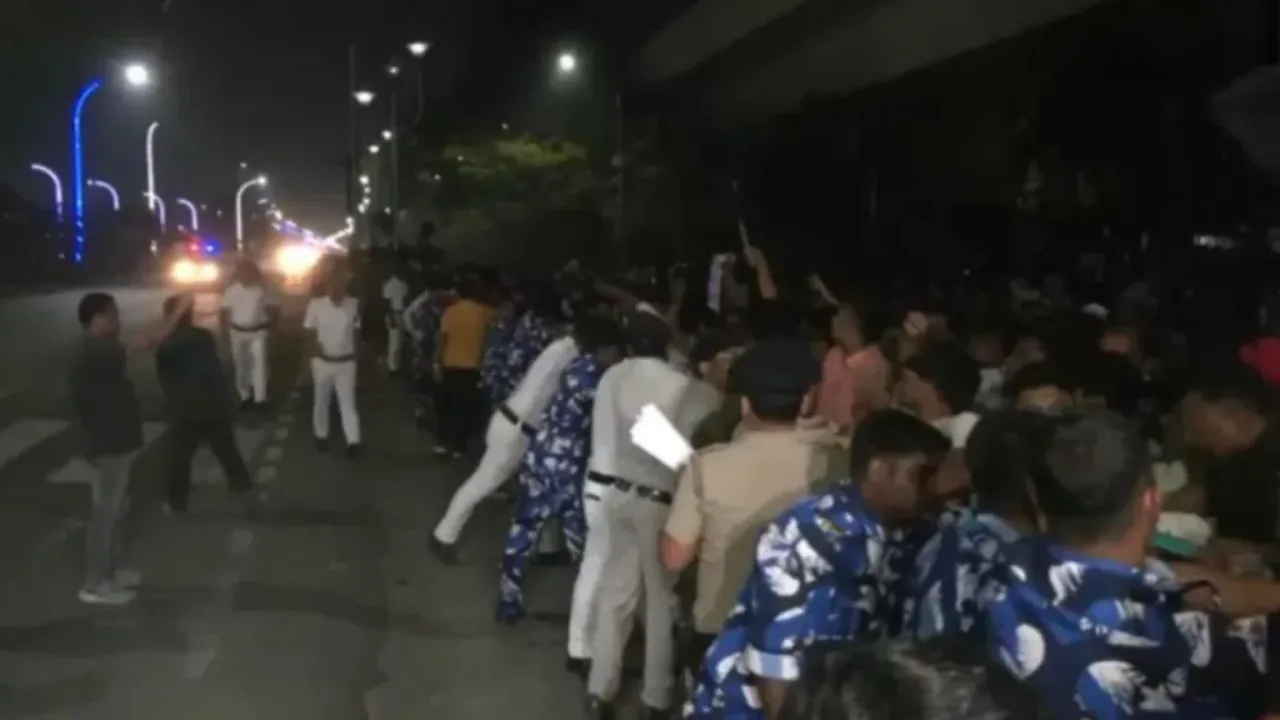 গো ব্যাক স্লোগান, কালো পতাকা! জ্ঞানেশ কুমার রাজ্যে পৌঁছতেই তৃণমূলের অসভ্যতা!