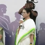 কমিশনকে হুঁশিয়ারি! মেজাজ হারিয়ে কি প্রশাসনিক বিশৃঙ্খলা চাইছেন তৃণমূল নেত্রী?