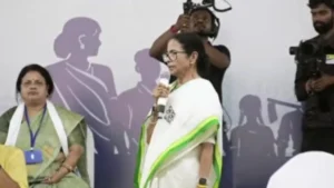 কমিশনকে হুঁশিয়ারি! মেজাজ হারিয়ে কি প্রশাসনিক বিশৃঙ্খলা চাইছেন তৃণমূল নেত্রী?