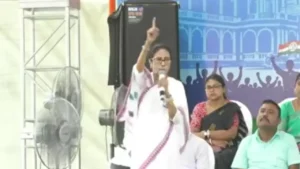 পুরুলিয়ার মঞ্চে হঠাৎ দিদির ‘ভীতি প্রদর্শন’: হারের ভয়ে কি তবে ফের ‘আক্রান্ত’ হওয়ার পুরনো চিত্রনাট্য?