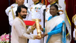 বাঙালি আবেগের বিশ্বজয়: রাষ্ট্রপতি ভবনে প্রসেনজিতের মুকুটে নয়া পালক, গর্বিত মোদী-শাহ!