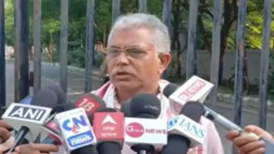 সরকারি কর্মীদের ধড়ফড়ানি বাড়ালেন দিলীপ ঘোষ! ক্যাবিনেট মিটিংয়ের ঠিক আগে ডিএ নিয়ে তোলপাড় করা বয়ান!