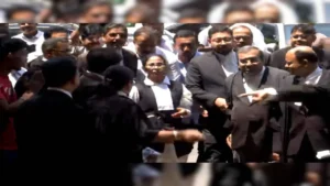হাইকোর্ট কাঁপিয়ে নজিরবিহীন ধিক্কার! আইনজীবী গাউনে এজলাসে ঢুকতেই মমতাকে ঘিরে ‘চোর’ স্লোগান, তীব্র উত্তেজনা আদালতে!
