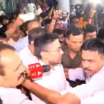 বিমানবন্দরে ‘চোর’ স্লোগানের অভ্যর্থনা! আদালতের খাঁড়া মাথায় নিয়ে দমদমে নীরব ভাইপো!