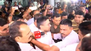 বিমানবন্দরে ‘চোর’ স্লোগানের অভ্যর্থনা! আদালতের খাঁড়া মাথায় নিয়ে দমদমে নীরব ভাইপো!