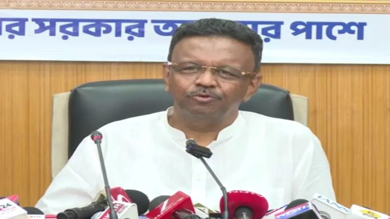 ক্ষমতা থাকতে মমতার ‘রাইট হ্যান্ড’, ক্ষমতা ফুরোতেই ইস্তফার পারমিশন! ববি হাকিমের ‘মাথা উঁচু’র তত্ত্বে হাসছে রাজ্যবাসী!