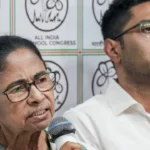 তৃণমূলের ‘জোড়াফুল’ ফ্রিজ, অস্তিত্বের সংকটে পিসি! চরম দুর্দিনে পাশে নেই ভাইপো, আমেরিকার বিলাসবহুল হাসপাতালে বসেই কি ইতি অভিষেকের নেতৃত্বের?