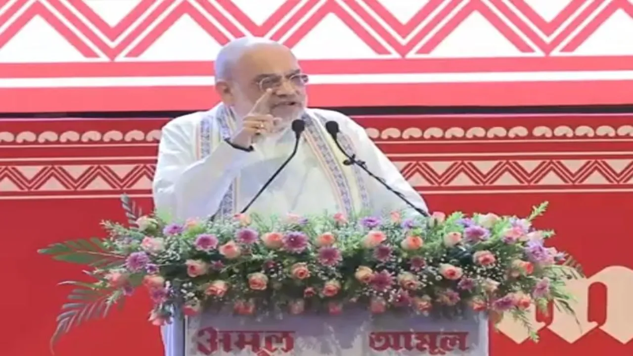 “গুজরাতকে ঢুকতে দেব না বলত, আজ সেখান থেকেই বিনিয়োগ!” বাংলায় বিশ্বের বৃহত্তম দই কারখানার শিলান্যাস করে মমতা-শিবিরকে তুলোধোনা অমিত শাহের!