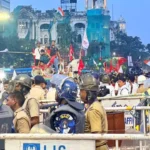 রণক্ষেত্র ধর্মতলা! নিট কাণ্ডে কলকাতায় পুলিশের বেপরোয়া লাঠিচার্জ-কাঁদানে গ্যাস, পুলিশকে লক্ষ্য করে বোতল-জুতো বৃষ্টি!
