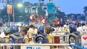রণক্ষেত্র ধর্মতলা! নিট কাণ্ডে কলকাতায় পুলিশের বেপরোয়া লাঠিচার্জ-কাঁদানে গ্যাস, পুলিশকে লক্ষ্য করে বোতল-জুতো বৃষ্টি!