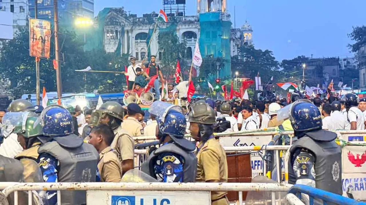 রণক্ষেত্র ধর্মতলা! নিট কাণ্ডে কলকাতায় পুলিশের বেপরোয়া লাঠিচার্জ-কাঁদানে গ্যাস, পুলিশকে লক্ষ্য করে বোতল-জুতো বৃষ্টি!