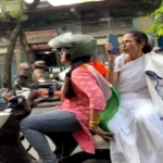 রণক্ষেত্র পদ্মপুকুরে সোজা হাজির মমতা! লাল মলাটের সংবিধান হাতে বড় হুঁশিয়ারি তৃণমূল নেত্রীর!
