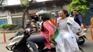 রণক্ষেত্র পদ্মপুকুরে সোজা হাজির মমতা! লাল মলাটের সংবিধান হাতে বড় হুঁশিয়ারি তৃণমূল নেত্রীর!