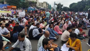 ধর্মতলায় হাহাকার! সুপ্রিম রায়ে চাকরি হারিয়ে এবার রাজপথে ‘বঞ্চিত’ শিক্ষাকর্মীরা!