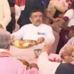 তারাতলায় মহা এলাহী কাণ্ড! প্রোটোকল ভেঙে স্কুল পড়ুয়াদের টেবিল-চেয়ারে পাশে বসে দুপুরের আহার সারলেন মুখ্যমন্ত্রী শুভেন্দু!