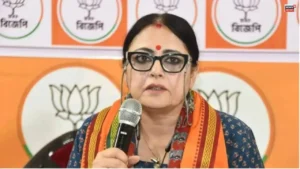সল্টলেকে সাতসকালে একী কাণ্ড! আচমকা মাইক হাতে রাস্তায় নেমে একী করলেন পুরমন্ত্রী?