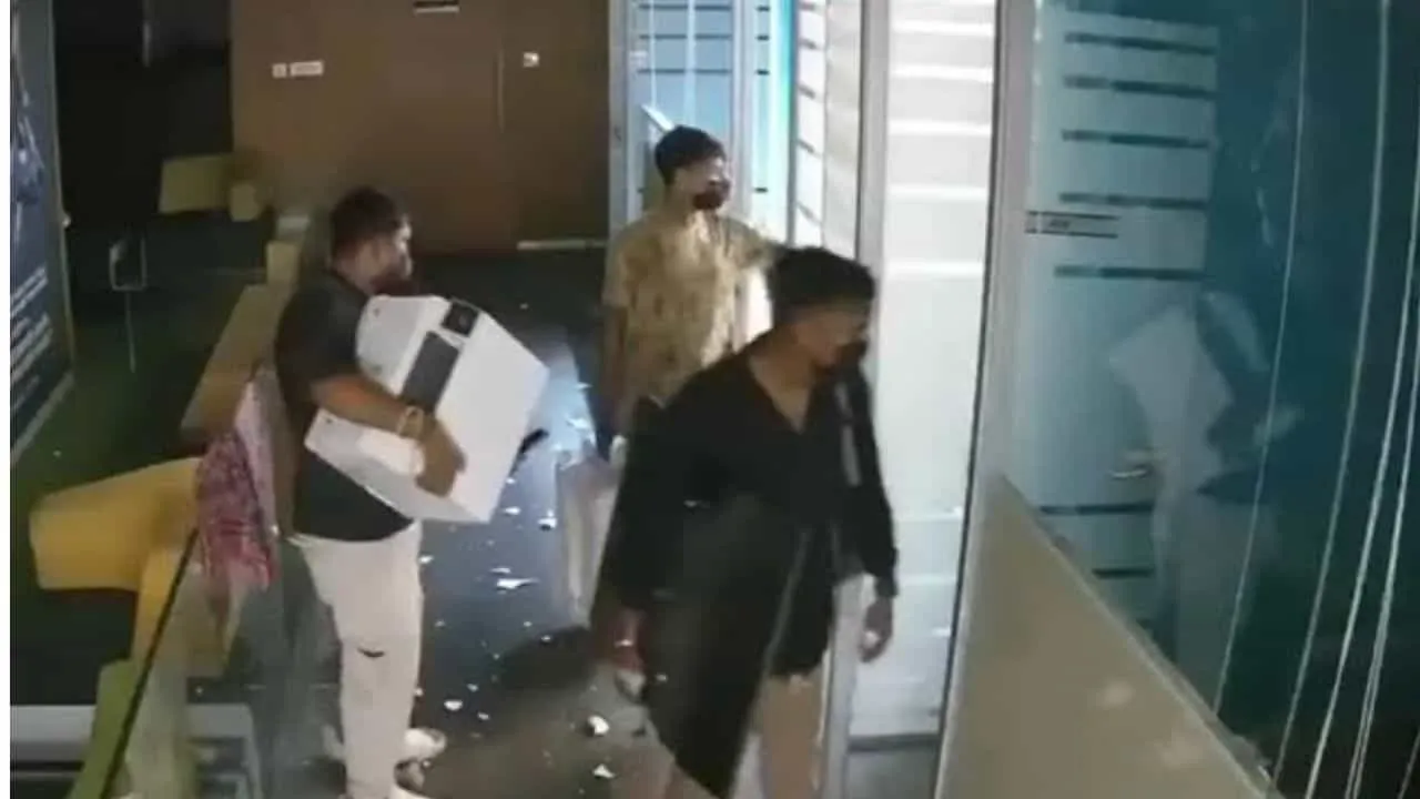 ভোররাতে খোদ কলকাতায় হুলুস্থুল! অভিষেকের ক্যামাক স্ট্রিটের অফিসে অস্ত্রসহ হামলা, নিষ্ক্রিয় পুলিশ!