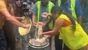 অফিসপাড়ার বিখ্যাত ‘খাদ্য-স্বর্গে’ ভয়ঙ্কর কাণ্ড! ডেকার্স লেনে গামলা গামলা খাবার ডাস্টবিনে!