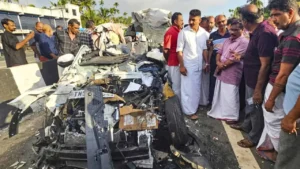 মাঝরাতে শিউরে ওঠা মহানিষাদ! দাঁড়িয়ে থাকা লরিতে সজোরে ধাক্কা গাড়ির, পিষে গেল ৮ ইঞ্জিনিয়ারিং পড়ুয়া!