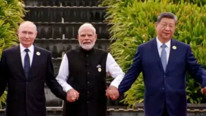 হঠাৎ কী এমন খসড়া দেখালেন মোদী? ভারত মণ্ডপমে জিনপিং-পুতিনের সেই এক মিনিট ওলটপালট করল বিশ্ব রাজনীতি!