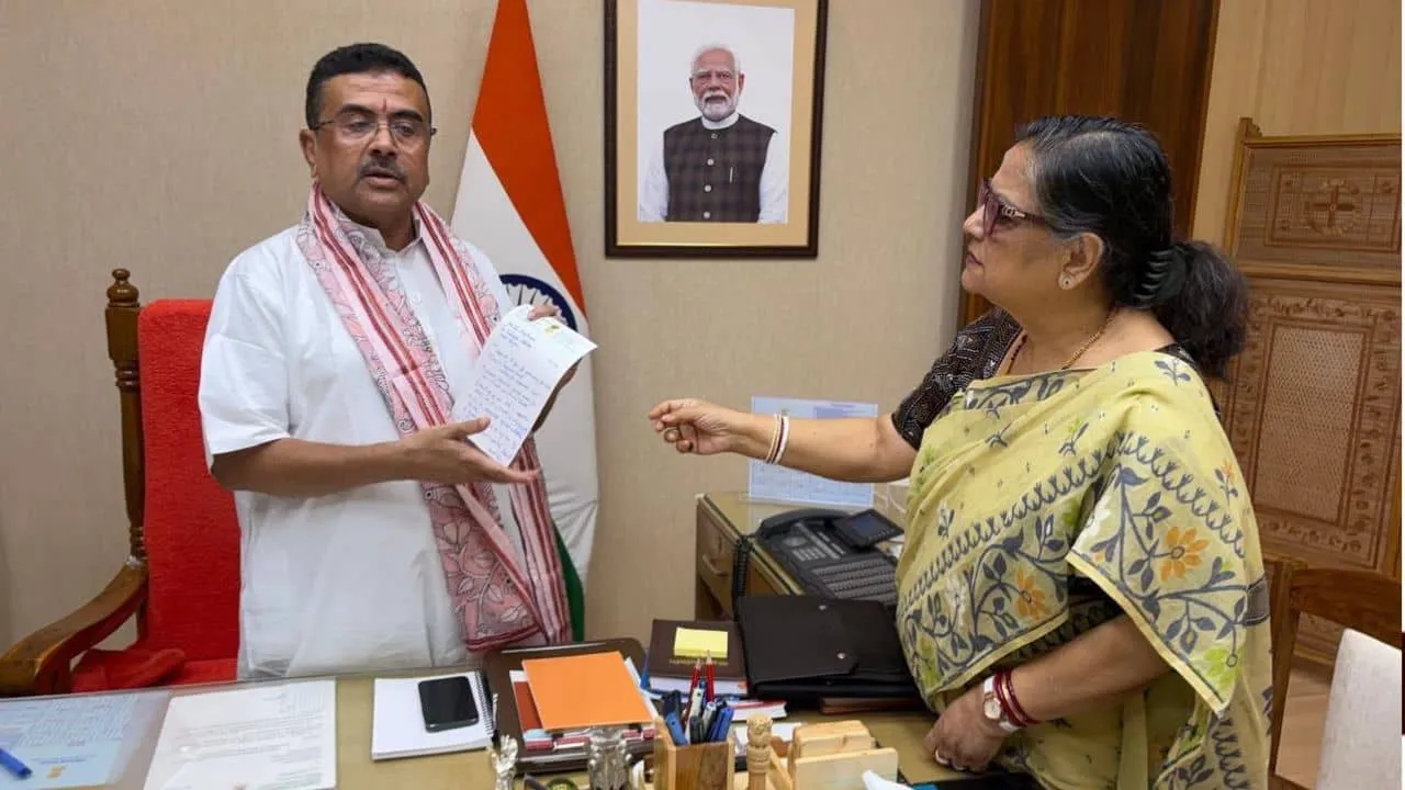 নবান্নে রুদ্ধদ্বার সাক্ষাৎ! মুখ্যমন্ত্রী শুভেন্দুর হাতে ‘গোপন’ তালিকা তুলে দিলেন সাংসদ কাকলি!