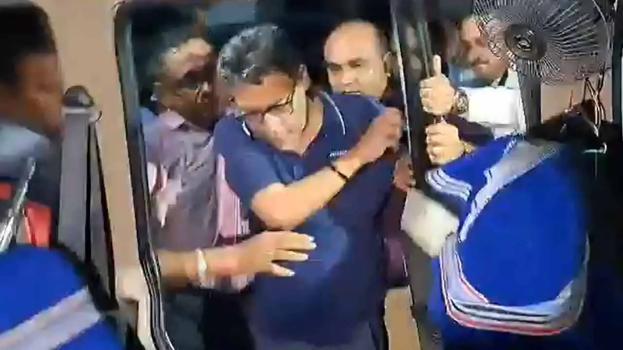নজিরবিহীন নাটক সল্টলেকে! ইডি দফতর থেকে বেরোতেই প্রাক্তন মন্ত্রী ইন্দ্রনীল সেনকে গ্রেফতার করল কলকাতা পুলিশ!